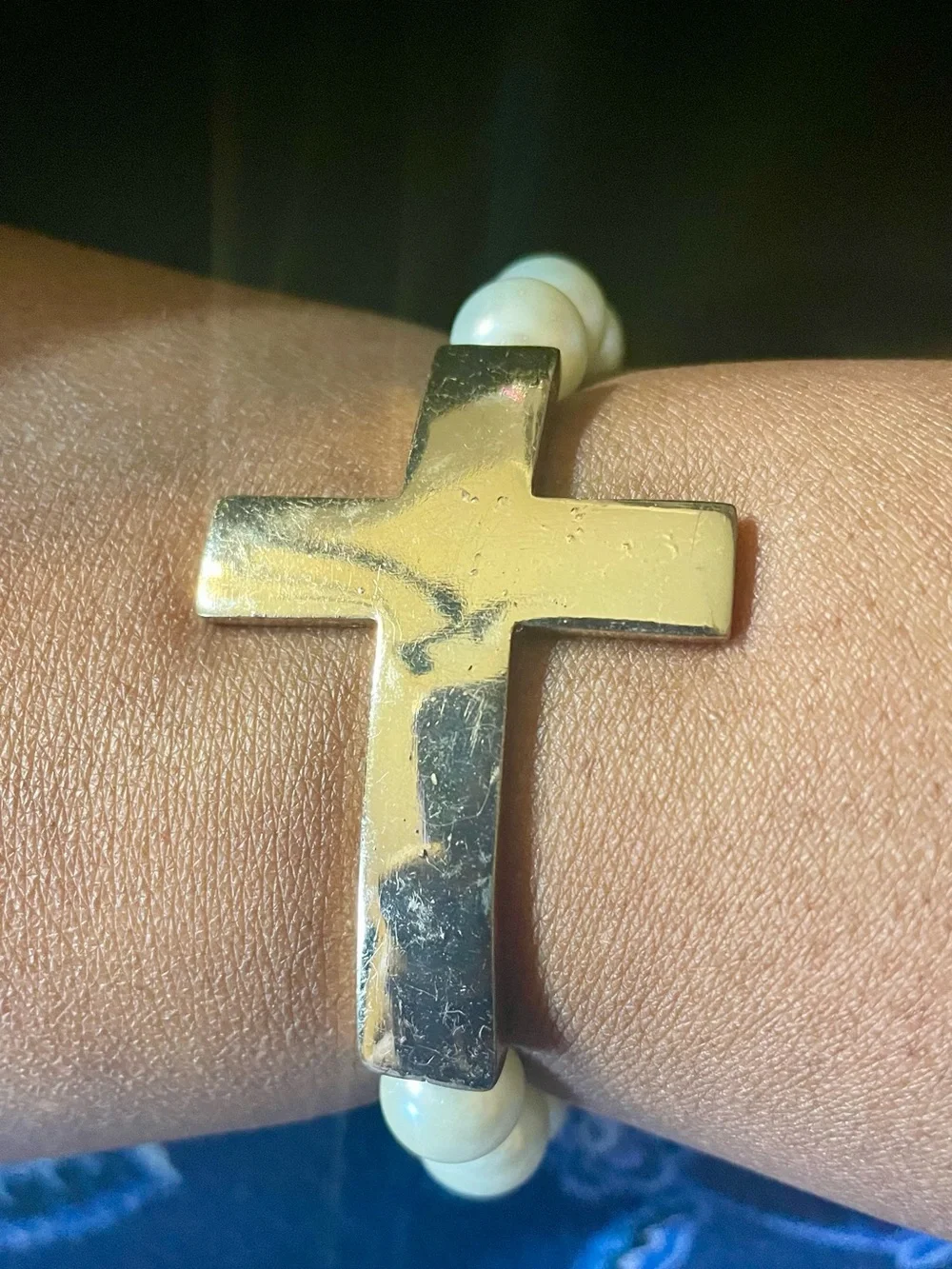 Pearl Beaded Stretch Bracelet with Gold Cross Accent. Sz 8 inches